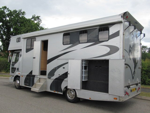 15-650-2000 Renault Midlam 7.5 Ton Coach built horsebox. Stalled for 3 with smart luxury living. Sleeping for 4. Toilet and shower. Full tilt cab